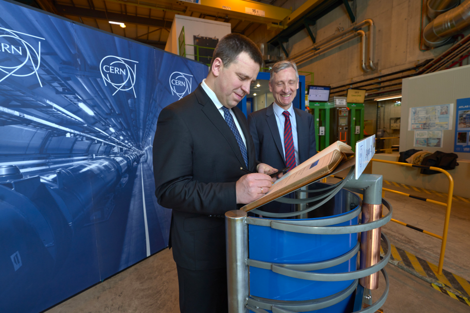 Le premier ministre de l'Estonie en visite au CERN 