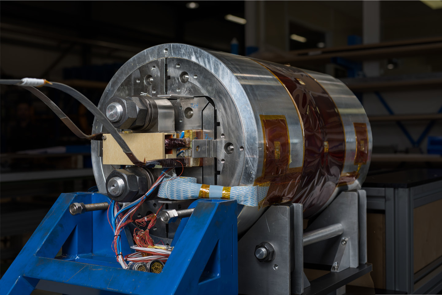 Test racetrack dipole magnet produces record 16 tesla field