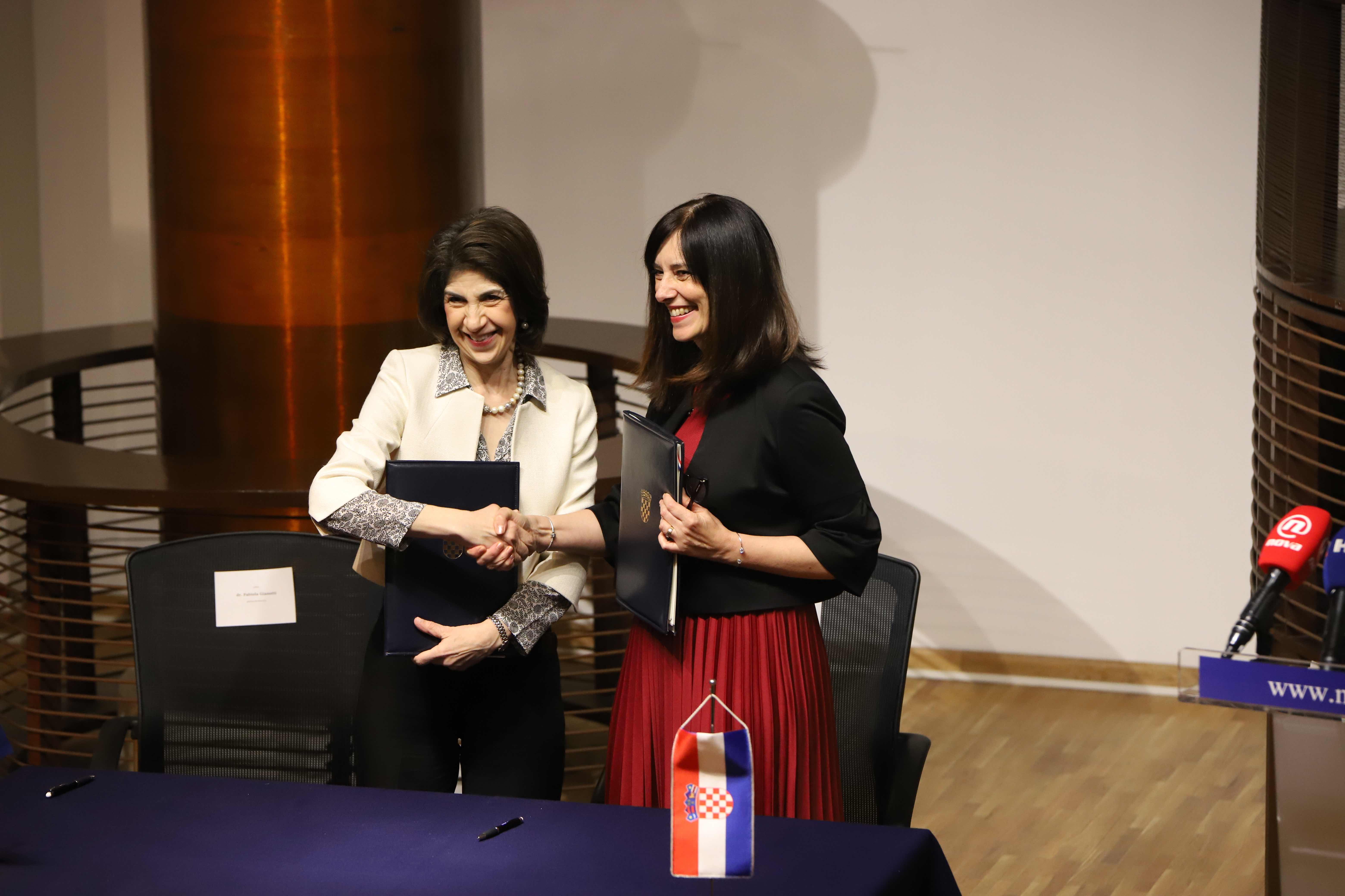 Fabiola Gianotti, directrice générale du CERN et Blaženka Divjak, ministre de la Science et de l'Éducation de la République de Croatie, signant un accord admettant la Croatie en tant qu'État membre associé du CERN