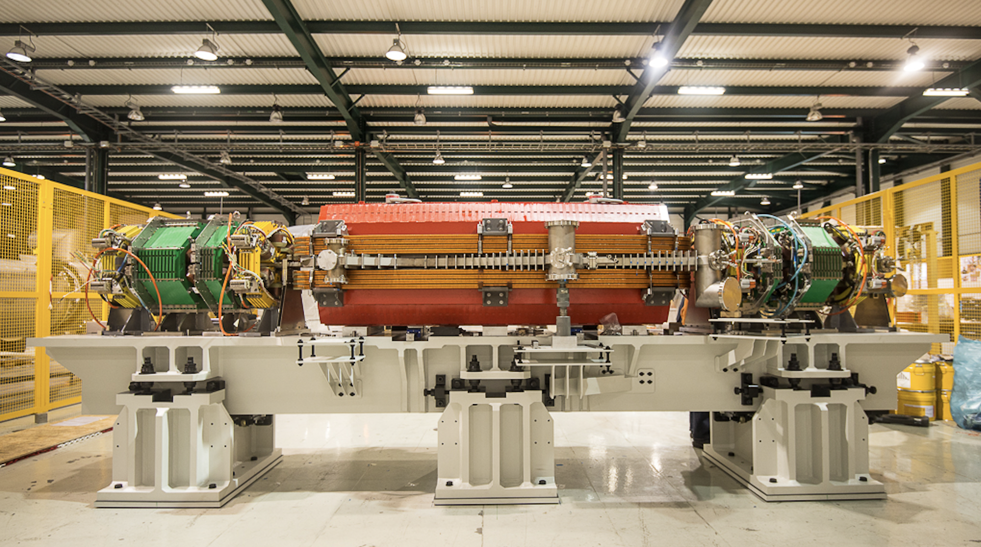 Des aimants sont testés et assemblés au CERN avant d'être livrés à l'installation SESAME dans le cadre du projet CESSAMAG en 2015.
