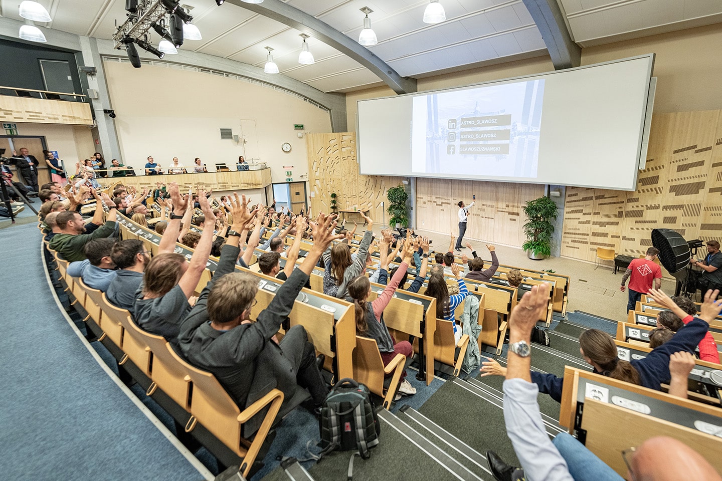 The audience waves goodbye to Slawosz