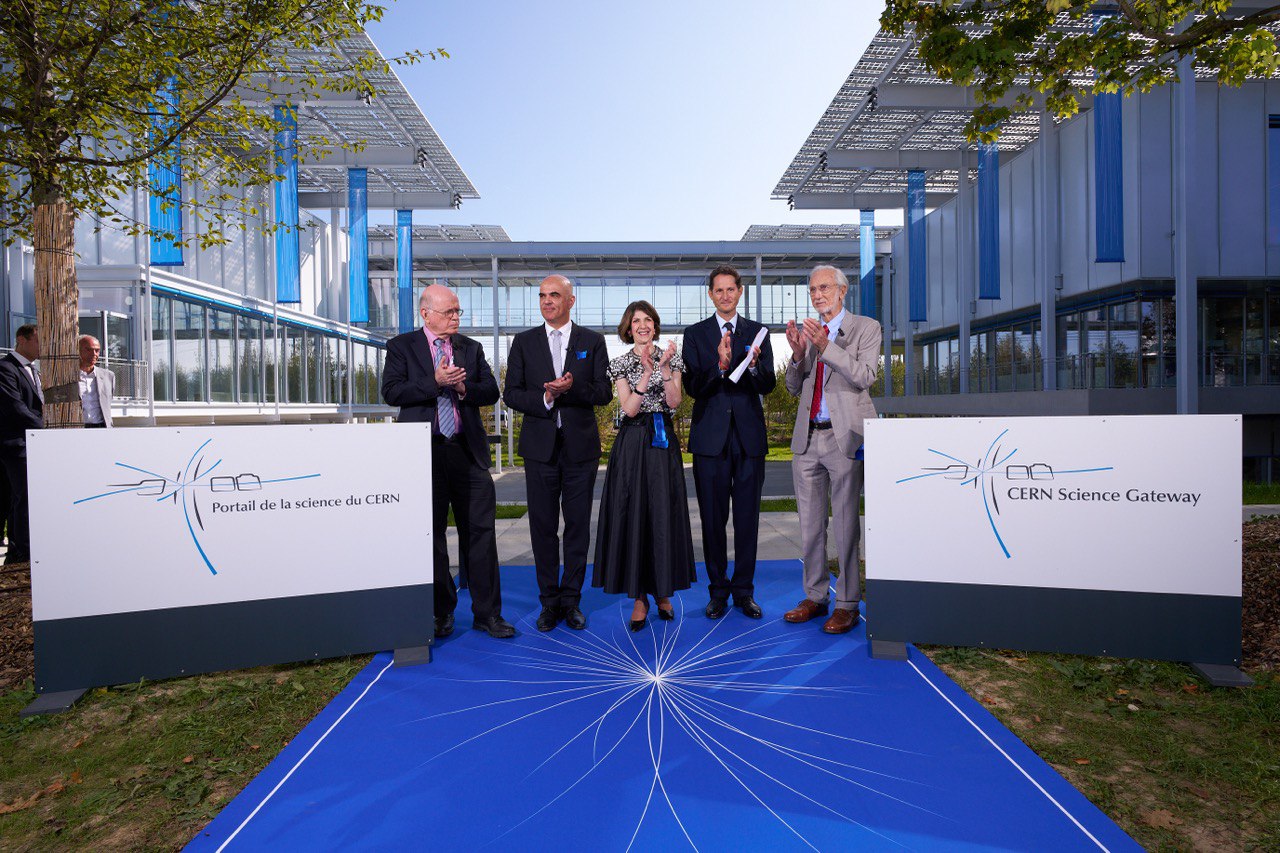 President of the CERN Council,  Eliezer Rabinovici, President of the Swiss Confederation, Alain Berset, CERN Director-General, Fabiola Gianotti, Chair of Stellantis, John Elkann, and architect Renzo Piano, right after cutting the ribbon of Science Gateway, officially declaring the project open.