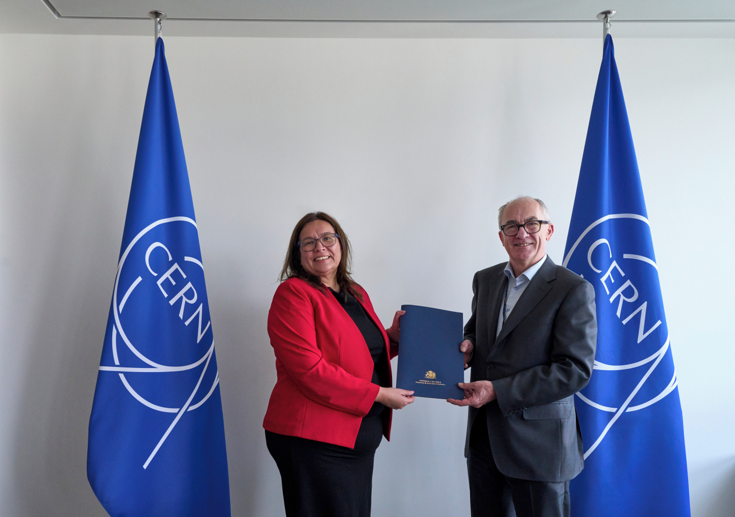 Notification of Chile’s Associate Membership to CERN by H.E. Claudia Fuentes Julio, Permanent Representative of Chile to the UN and other international organisations in Geneva, to Mark Thomson, CERN Director General