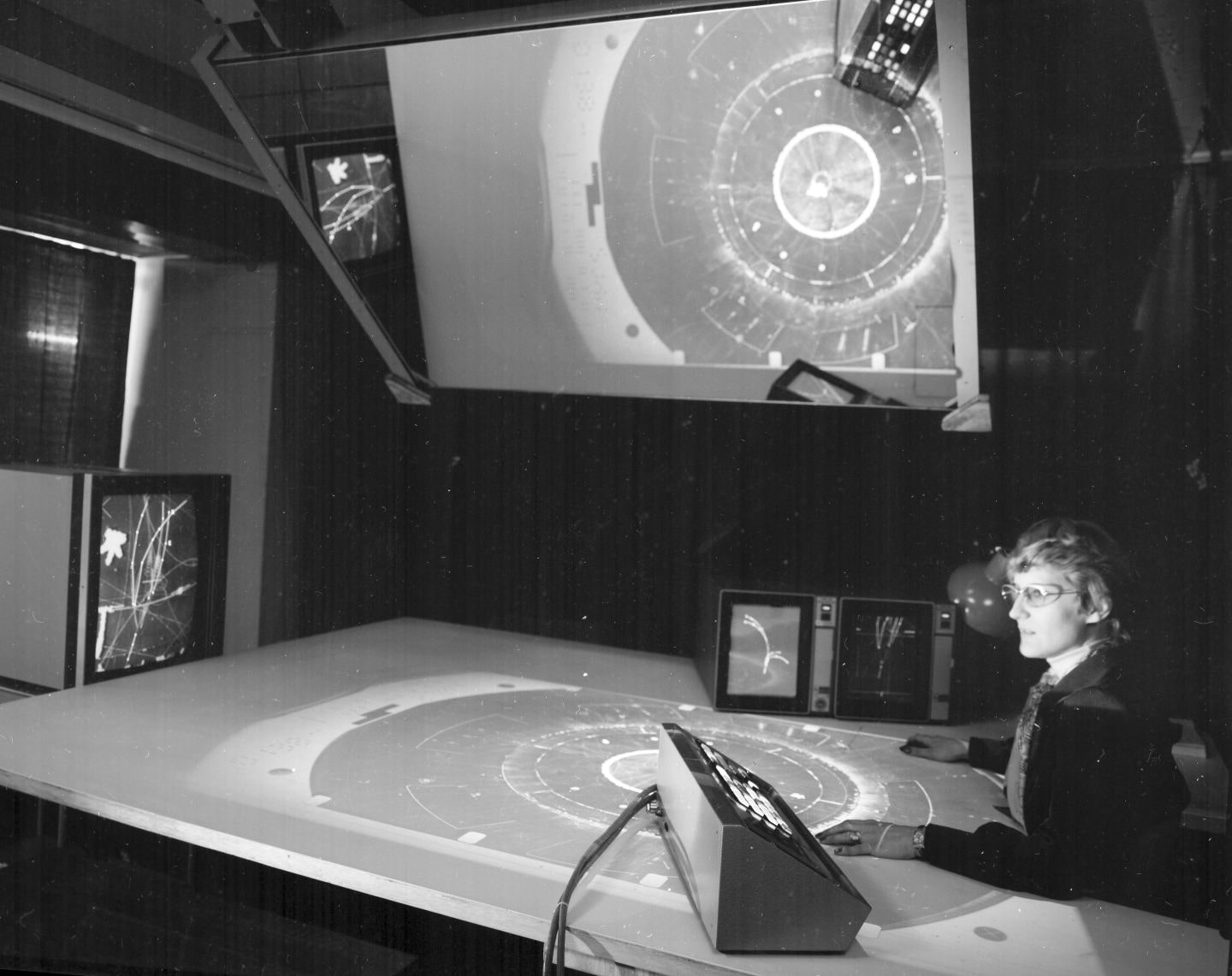 Femme assise à une table de scanner