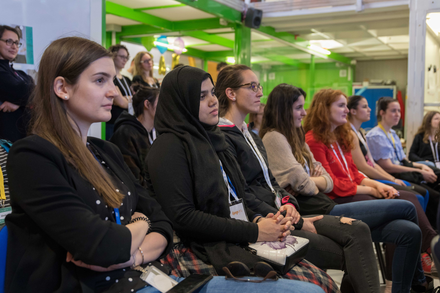 Les volontaires de l'atelier Django Girls écoutent le discours de la chef adjointe du département IT du CERN, Maite Barroso Lopez